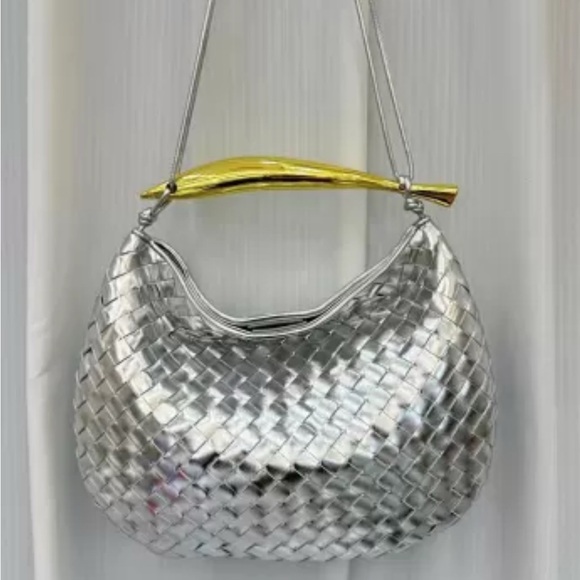 NO BRAND NAME Handbags - 💫Silver & Gold Fish Hdl Crossbody Bag💫